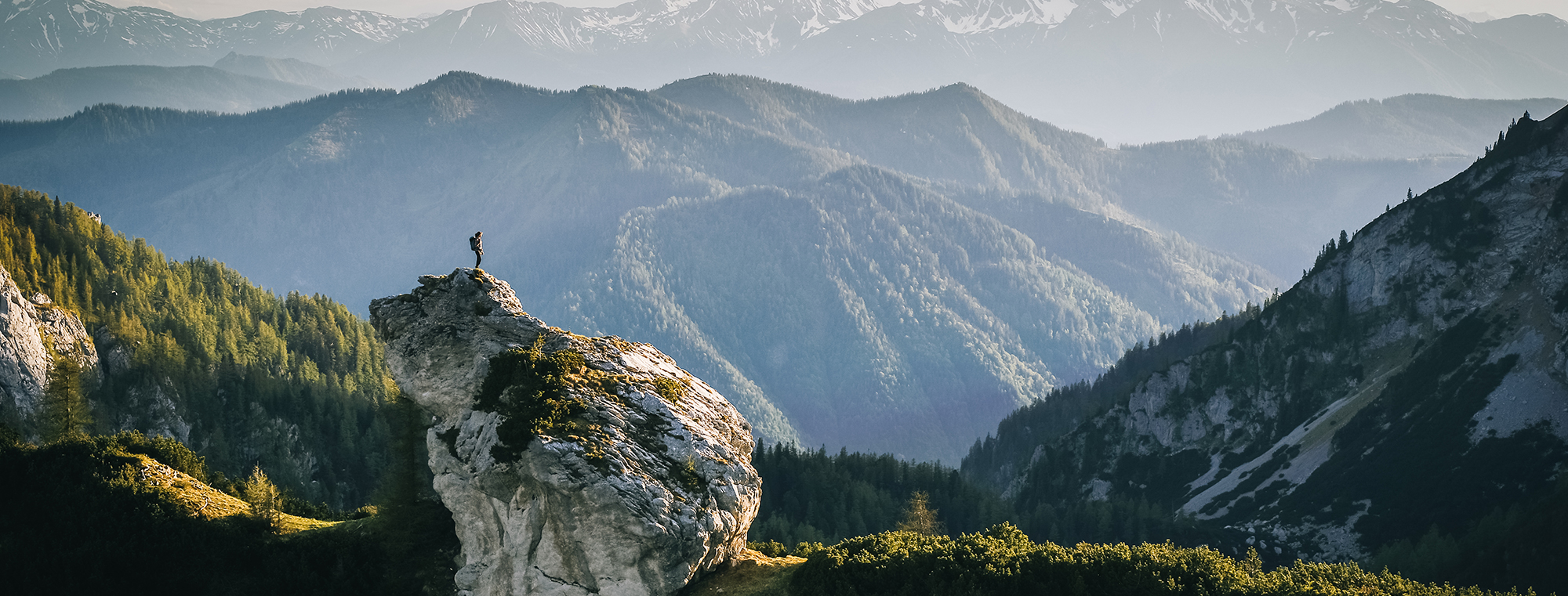 Pendant l'été, les Alpes dévoilent un paysage époustouflant de montagnes majestueuses, de ciels azur et de nature luxuriante.