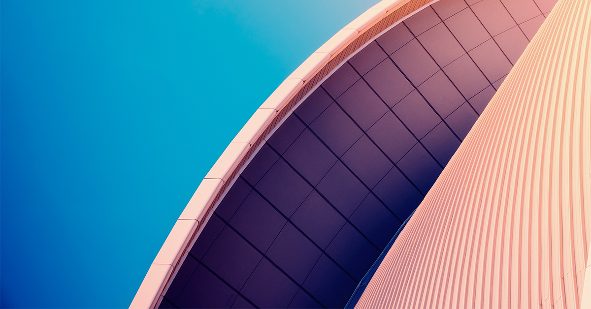 Des gratte-ciels modernes en verre avec des fenêtres de bureau reflètent le ciel bleu, démontrant une architecture d'affaires avant-gardiste.